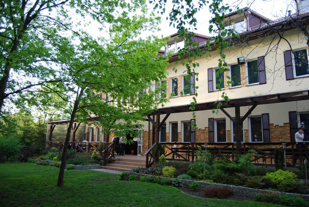 Park Na Wojskiego Bed & Breakfast Марки Екстериор снимка
